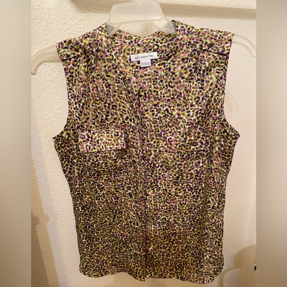 Liz Claiborne sleeveless button down front top.